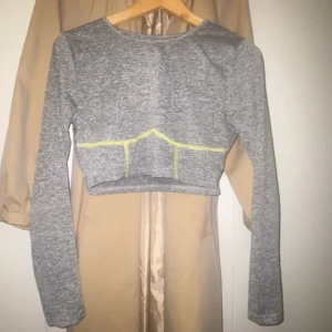 Tränings topp - Från BOHOO  Sparsamt använt.  Kommer it. T Användning då ja kör gymnastik och dne är för kort för det . Jätte skönt material 