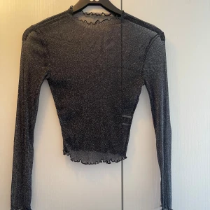 Topp - En topp som är glittrig och genomskinlig i mycket gott skick 