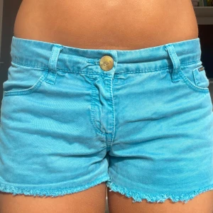 Low waist shorts  - Knappt använda, lite skrynkliga på bilden. Det är turkås-blåa, väldigt korta 
