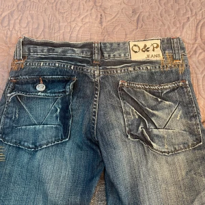 lågmidjade bootcut jeans - ett par snygga lågmidjade bootcut jeans som är köpta secondhand men som inte kommit till användning då de är lite ”stela” i tyget. midjemått: ca 37cm tvärs över, innerbenslängd: ca 81cm. kontakta mig för bilder på o köparen står för frakten💓