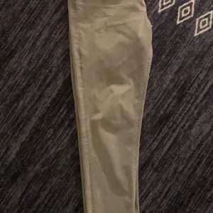 Grå jeans  - Jeansen på bilden är en stilren och avslappnad modell med färgen grå. En rak passform som passar de flesta kroppsformer. Dessa jeans ser bekväma ut och skulle vara ett bra val för både vardagsbruk och mer uppklädda tillfällen.👖✨