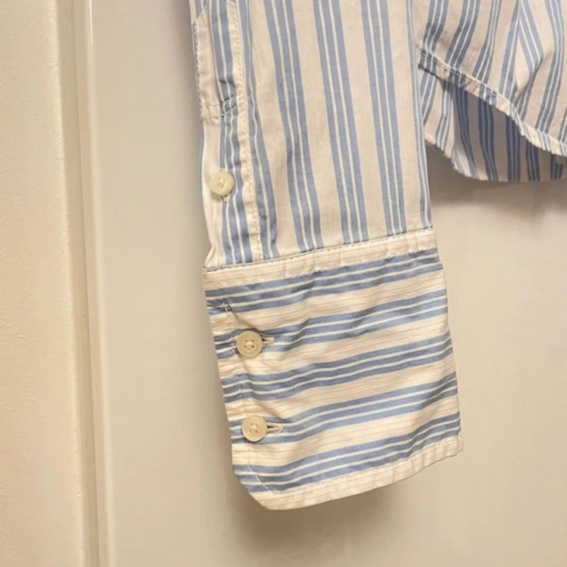 Blå-vitrandig abercrombie fitted skjorta - 93