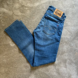 Replay Jeans - Replay Grover straight fit  Storlek 29/32  Använt cirka 3 gånger, så helt nya!  Skicka meddelande vid frågor/funderingar!