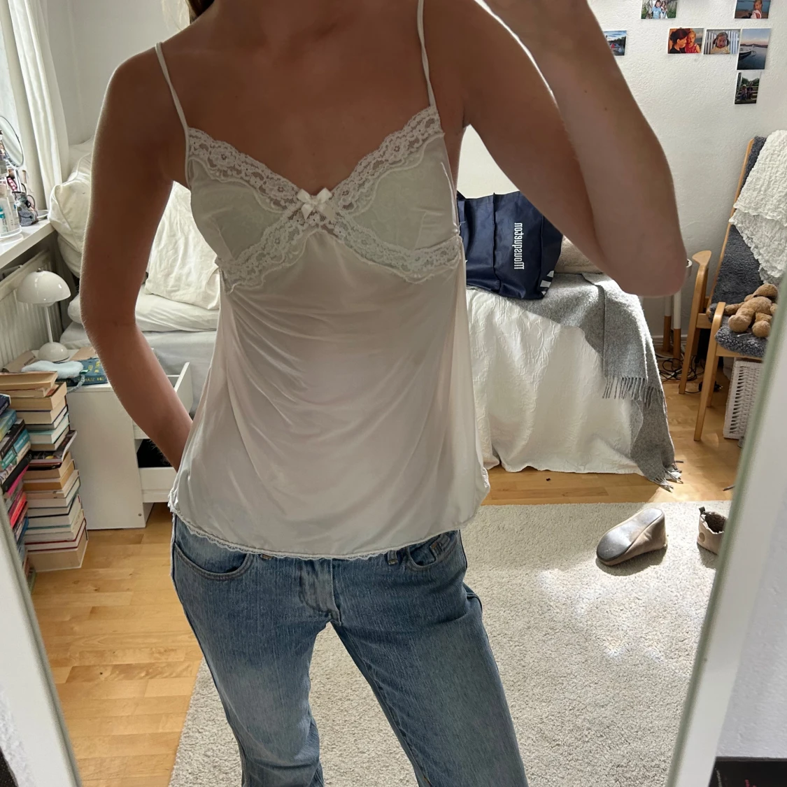 Vit linne med spetsdetaljer