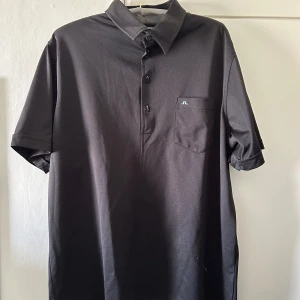 Jlindberg golf piké storlek xl - En golf piké jag säljer åt brorsan. Mycket bra skick och ihålig. 