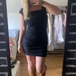 Square neck klänning - Säljer denna superfina klänningen från hm. Helt ny aldrig använd endast testad! Slutsåld på hemsidan.