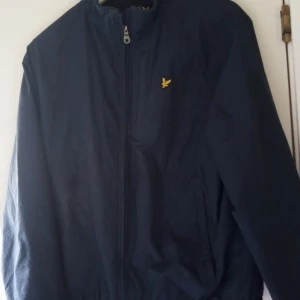Lyle n Scott jacka - Säljer nu denhär snygga Lyle n Scott jackan då jag inte riktigt använder den så mycket. Skick 9/10 lite smutsig men inga defekter alls.💫 Priset är inte hugget i sten och kan diskuteras vid snabb affär.🤝 Jag tar gärna emot byten också.⭐