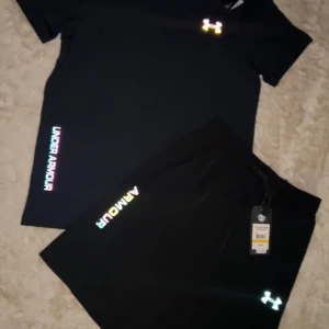 Under armour set - Hej  Säljer dessa Vintage under armour set. Aldrig använda, tagen kvar. Reflekterande set.