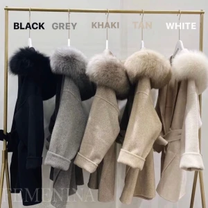 Beige kappa - Säljer min kappa med luva (äkta päls) är som ny, använd fåtal gånger.   (KOMMER EJ GÅ NER I PRIS MER ÄN 1200kr)