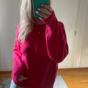 stickad - en stickad tröja från HM i en sååå fin rosa färg💕säljer då den inte används utan bara tar onödig plats! skönt material och sticks inte! 