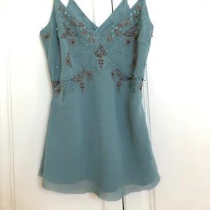 Blått linne - jättefin blå turkos topp med broderier💗