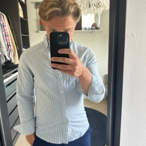 Blå/vit randig skjorta  - En snygga skjorta i väldigt bra skick. Skjortan har inga defekter och har använt sparsamt. 