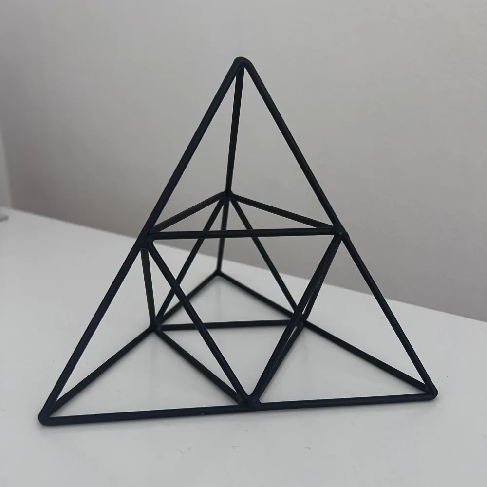 Prydnads pyramid, man kan använda den när man tänt ett ljus och lägga pyramiden över ljuset. Man kan även använda den som en prydnad där hemma. Säljer den då den inte längre passar min inredning.. Övrigt.