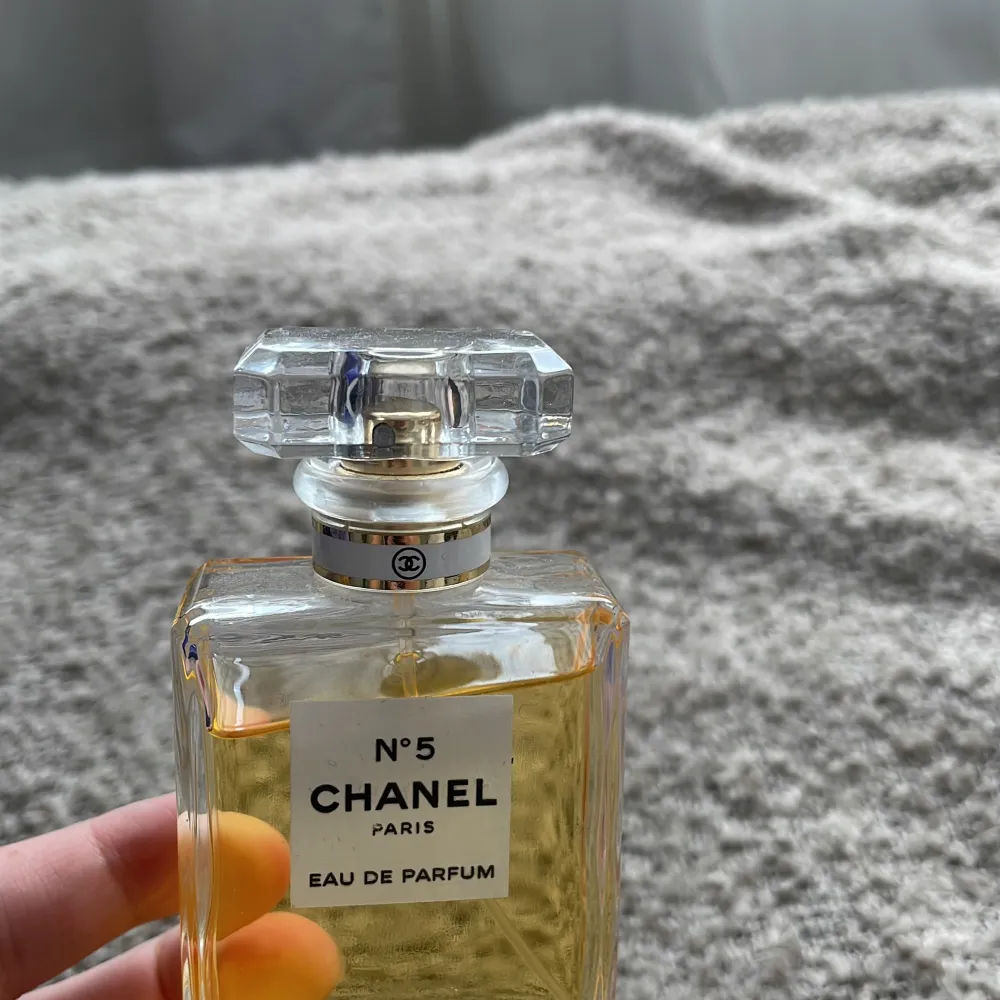 Säljer min chanel nr 5 parfym då den endast används 3 gånger. Nypris: ~1300. Parfym.