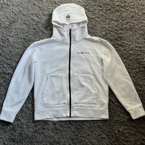 Vit huvtröja från Sail Racing - Hej! jag säljer denna Sail racing tröjan eftersom den inte kommer till någon användning, det finns inga defekter på den och det är bara att skriva om du har nån fundering!