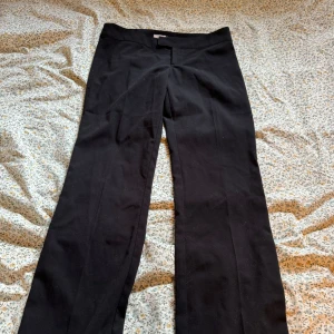 Kostymbyxor lowwaist - Svarta lågmidjade kostymbyxor från Nelly i storlek 36, lite lite noppriga annars i jättebra kvalitet 💞