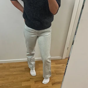 Ljusa raka jeans - Färgen är som på sista bilden. Svårt att förklara men typ väldigt ljus blå, nästan grå/vit i färgen. Raka i modellen. Hög midja. Jag är 169cm lång. 