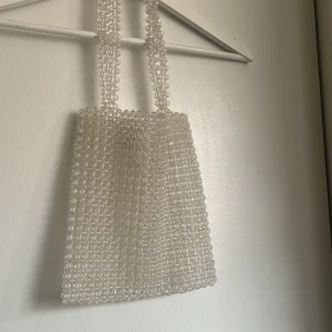 Väska - Väska gjord på pärlor från Pieces! Så så fin men kommer tyvärr inte till användning för mig! 100kr + frakt❤️🌸
