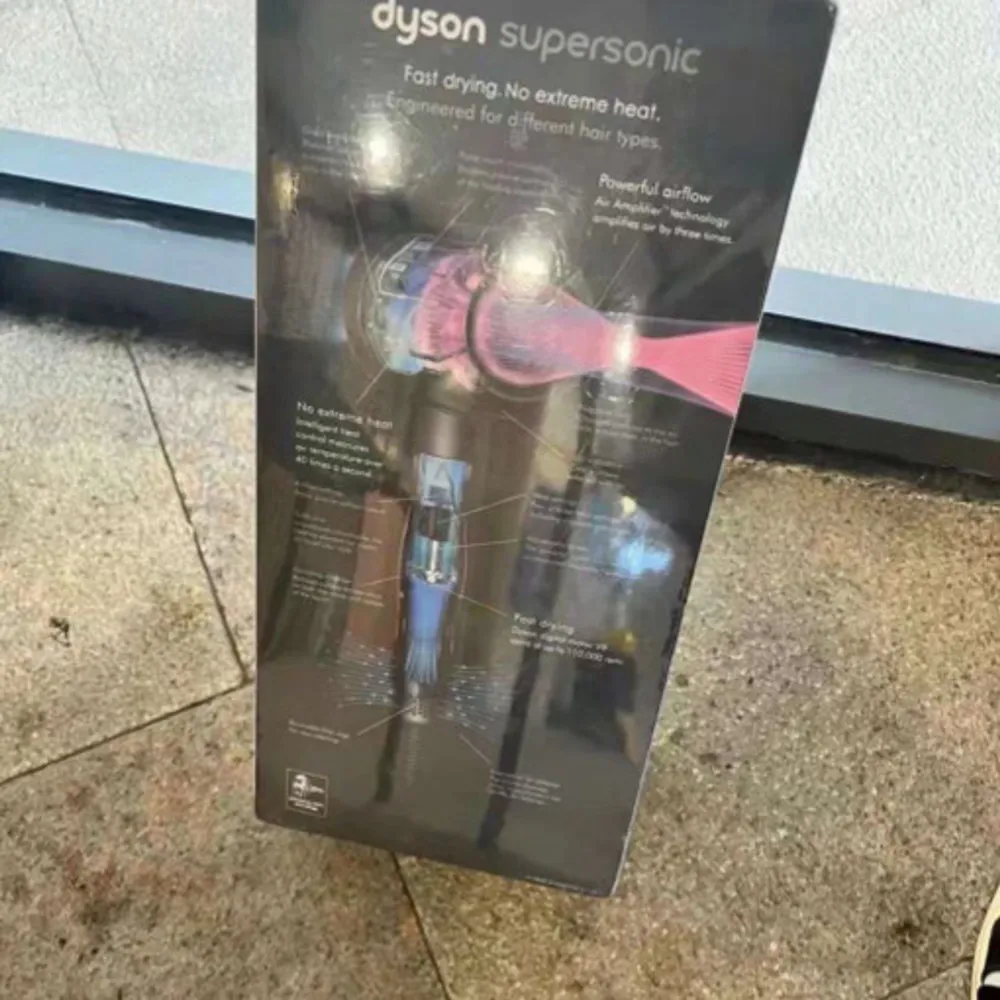 Hej! Jag säljer min dyson supersonic som är helt oanvänd och oöppnad. Jag fick den i födelsedagspresent av min pojkvän och är ej intresserad av den, ny pris är 4990 och kvitto medföljer, garantin på min dyson gick ut redan innan jag fick den.. Asusteet.