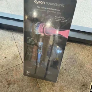 dyson supersonic - Hej! Jag säljer min dyson supersonic som är helt oanvänd och oöppnad. Jag fick den i födelsedagspresent av min pojkvän och är ej intresserad av den, ny pris är 4990 och kvitto medföljer, garantin på min dyson gick ut redan innan jag fick den.