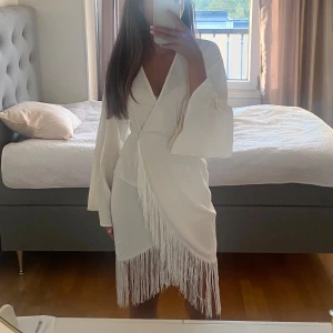 Vit klänning - Jättefin tunn vit klänning med ”tofsar” 🤍