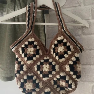 Virkad väska - Egenvirkad vintage totebag. Se bild 3 o 4 för mått. Priset är pga material och att det tog lång tid att göra den!<3