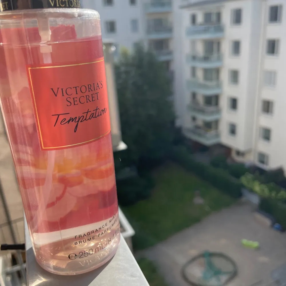 Säljer en Victorias secret parfym med doften ”temptation”💘köpte den på en flygplats och har bara använt som dekoration. Helt oanvänd. Nypris 300kr. Man kan också köpa 2 för 450 om man tittar i min profil.. Parfym.