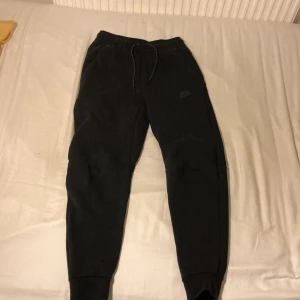 Nike tech byxor old season. - Använd fåtal ggr nästan nyskick.