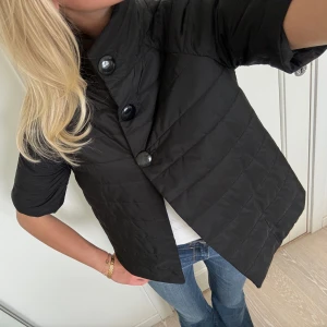 Trekvartsärmad jacka - Superfin trekvarts/ kortärmad jacka dom liknar de från Herno🥰 köpt secondhand och står tyvärr inget märke i men den är i fint skick