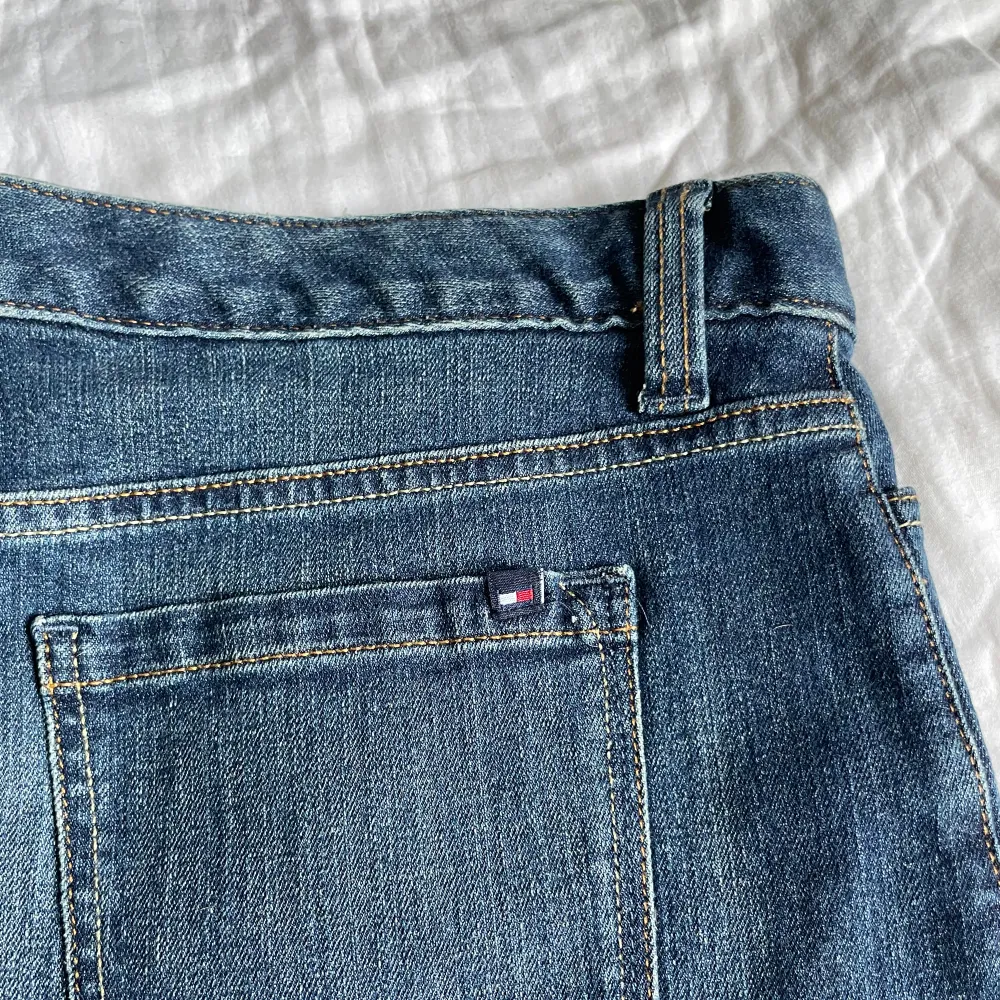 En jättefin jeanskjol från Tommy Hilfiger, köptes för längesen i USA och har knappt använts, fortfarande i nyskick. Älskar den men den är tyvärr för stor för mig. ☺️. Kjolar.