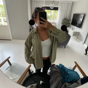 Snygg oversize jeansjacka - Snygg oversize jeansjacka från zara💕 jag använder S/M men jackan är strl L🌸