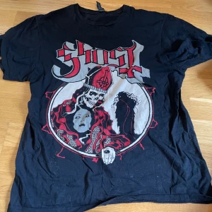 Två ghost-tröjor med motiv - Har jättemånga av dessa så säljer ett par stycken, 200 kr för båda eller 120 kr för en av de💞