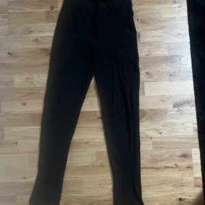 Byxor m slits  - Från NAKD 