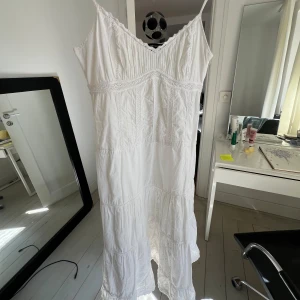 Långklänning zara - Så fin långklänning med broderi och korsett midja från zara 🩷