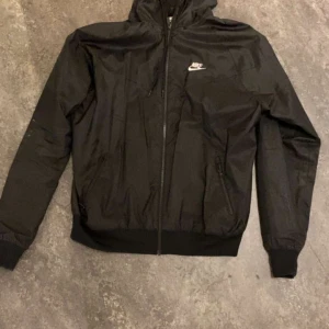 Nike Vindjacka  - Bra skick storlek M passar bra till regn lite kallare än vanligt alltid bra att man har en mini jacka 🤗