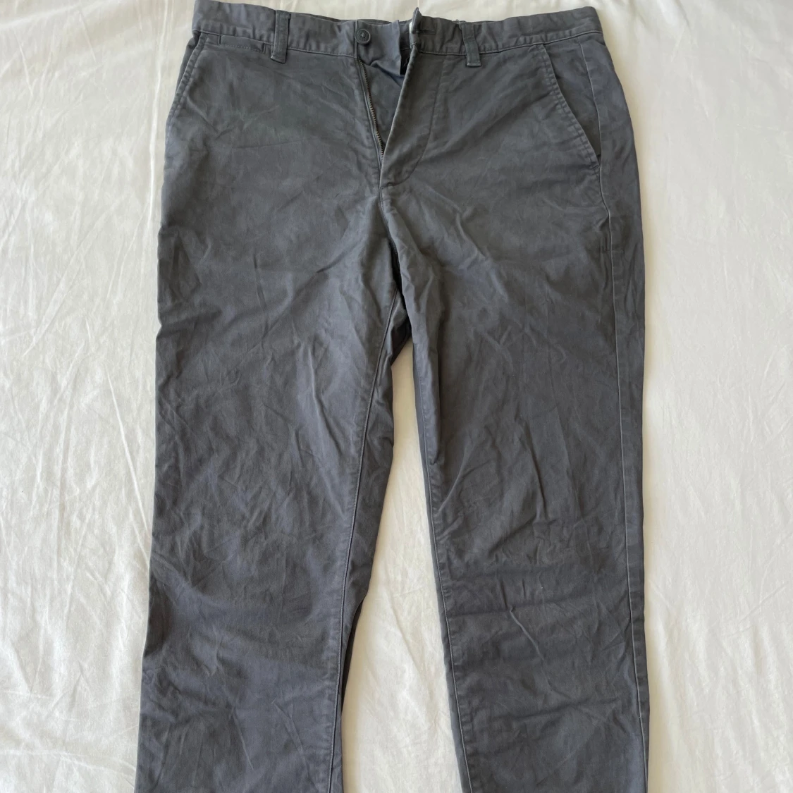 Grå slim fit byxor från H&M