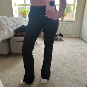 Lågmidjade kostymbyxor - Säljer jättefina lågmidjade kostymbyxor med slits från bikbok (säljs inte längre) som endast är använda några fåtal gånger då dem inte kommit till användning🩷 säljer för 350kr nypris 499🩷pris kan diskuteras 