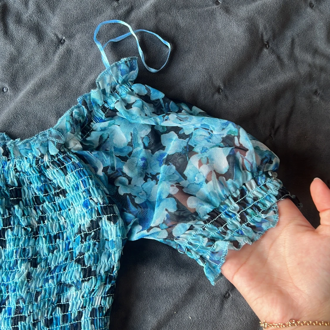 Blå blommig offshoulder topp - 90