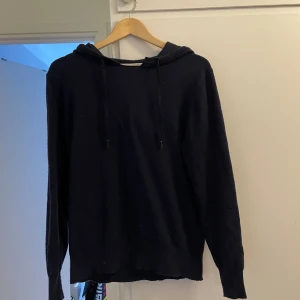 Kashmir hoodie  - Säljer nu min mörkblåa Kashmir hoodie i storlek XS-S kond 7/10 ny pris på Kashmir hoodies ligger på runt 2000 mitt pris 500 kan tänka mig byta mot en likadan i storlek S