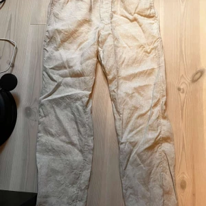 Linnebyxor - Knappt använda linnebyxor från hm. Skick 10/10. S men passar M då de är stora i stl.