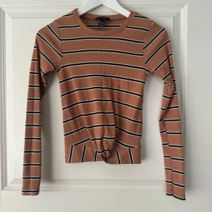 Crop-top med knut  - Superfin croptop köpt på ASOS! Med en knytdetalj vid magen, storlek S!