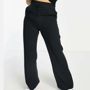 Kostymbyxor  - Säljer dessa fina kostymbyxor i linne material, perfekta till sommar å höst nu till skolstarten osv. De är endast använda ett fåtal gånger så i väldigt bra skick. Nypris 329kr.