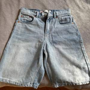 Levis shorts barn passar 12/13 år