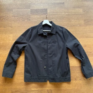 Overshirt COS - Skön svart overshirt från cos med bra kvalitet till ett dunderpris. Passar både S och M. Nypris 1000kr mitt pris endast 499! Tveka inte på att höra av dig vid frågor eller funderingar!