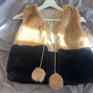 Ursnygg Pälsväst💗 - Super snygg pälsjacka från ”How to kiss a frog” orginal pris är 1000kr. Säljs inte längre. Nästan aldrig använd💗