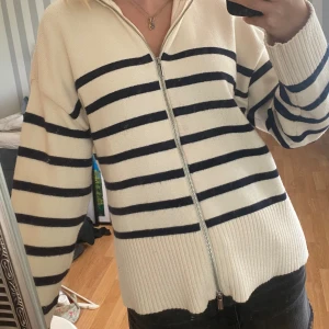Randig ziptröja  - Så fin ziptröja från zara, knappast använd. I mycket fint skick⭐️
