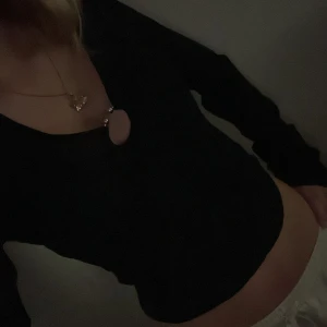 Snygg tröja - Tröjan har nästan aldrig används därför säljer jag den, det är inget fel på den.