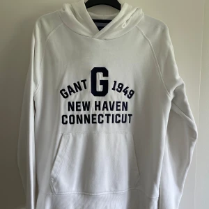Gant hoodie  - Säljer min Gant hoddie som inte längre kommer till användning. Använts ett fåtal gånger. Inga hål, fläckar el slitage alls.