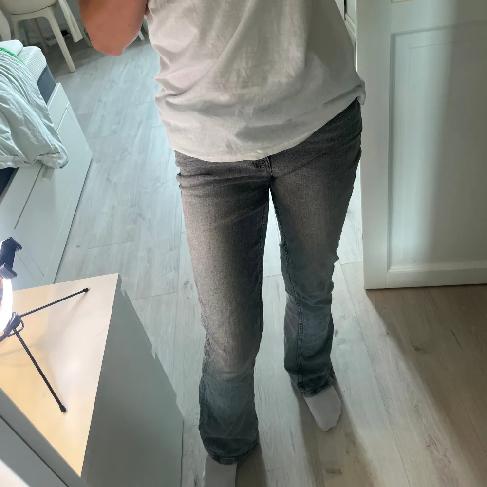 Fin ljusgråa jeans som tyvärr inte kommer till användning 🤍 är ljusare i verkligheten 🤍. Jeans & Byxor.