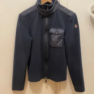 Moncler Grenoble cardigan - Schysst Moncler Grenoble cardigan i strl M (sitter som S). Cardiganen är i bra skick! Mvh Albin